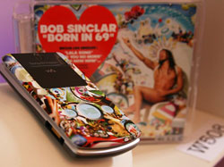 Images of the Sony Ericsson W508 Bob Sinclair Edition surface